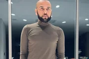 Daniel Alves posa sério para as redes sociais