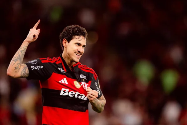 Pedro, do Flamengo, é cobrado a deixar casa no Rio