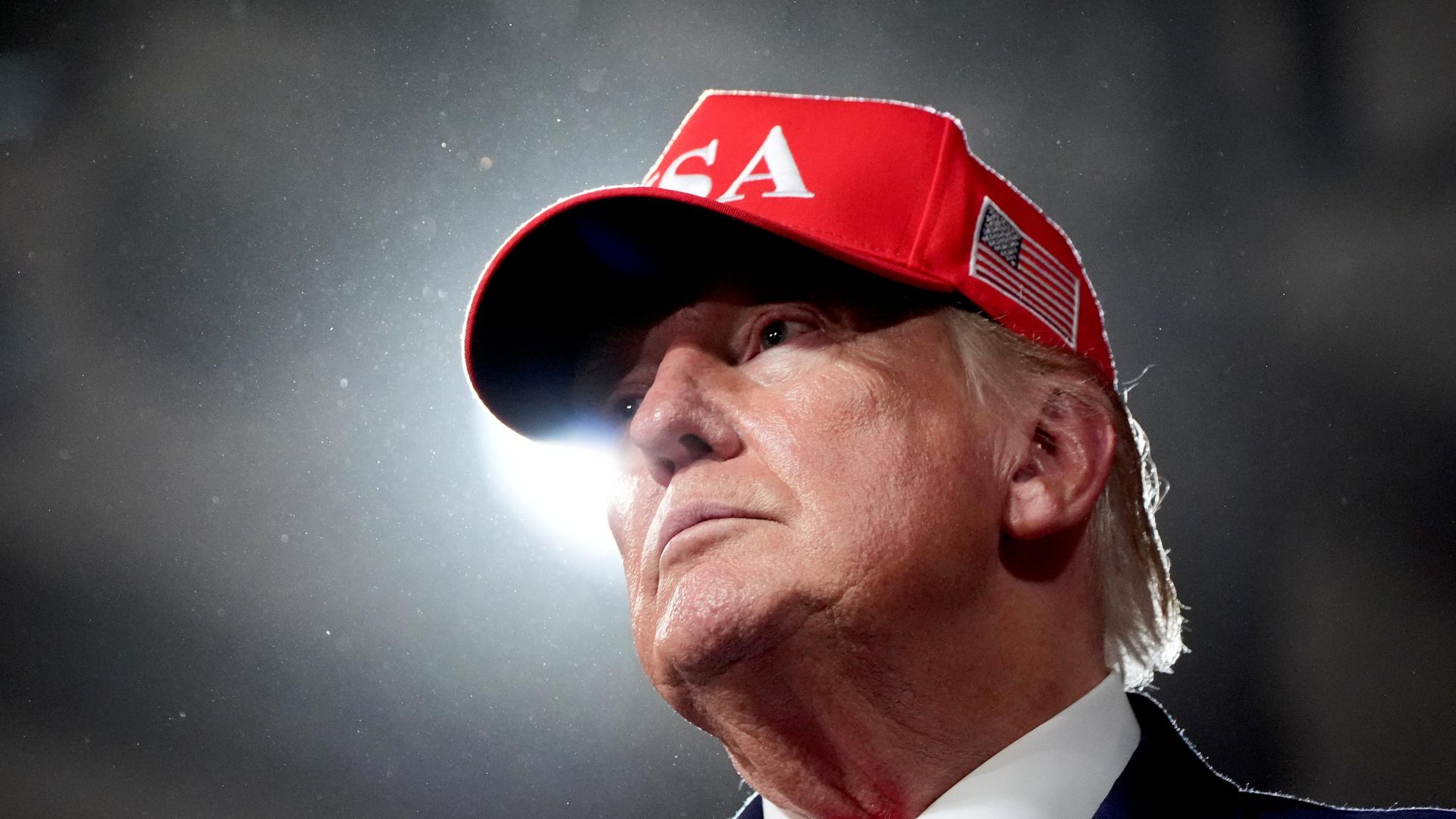 Trump: os EUA enfrentarão o mesmo destino da França, que está em chamas de protestos, caso os democratas vençam nas eleições intermediárias
