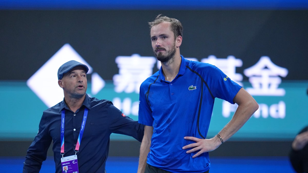Medvedev é eliminado após acertar bolada em fã, Djokovic vai à final em Pequim e volta ao Top 10