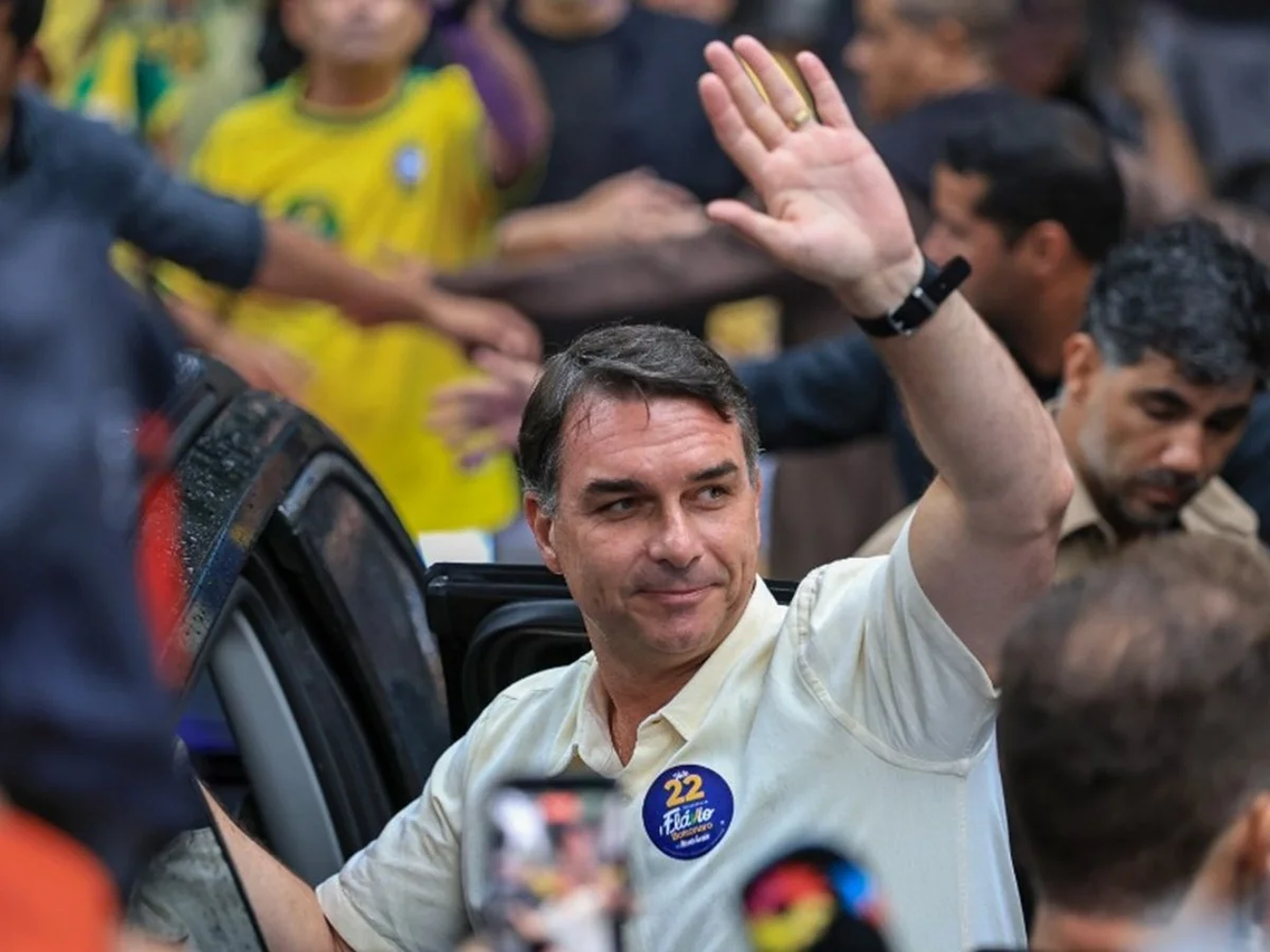 Aliados mineiros apontam perseguição a Flávio e apoiam saída do país