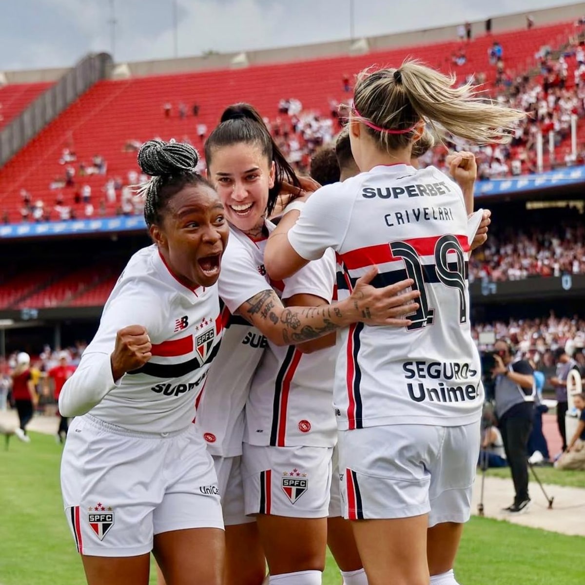São Paulo empata com o Corinthians e conquista inédito Brasileirão feminino num MorumBis lotado