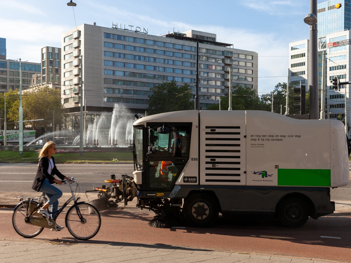 Verso extraído de The Waste Land: os caminhões poéticos de lixo de Rotterdam recebem reconhecimento cultural.