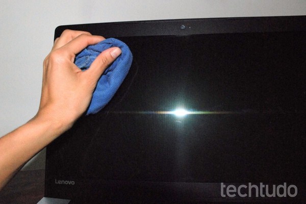 Como limpar a tela da TV? 7 dicas para remover marcas sem danificar o painel