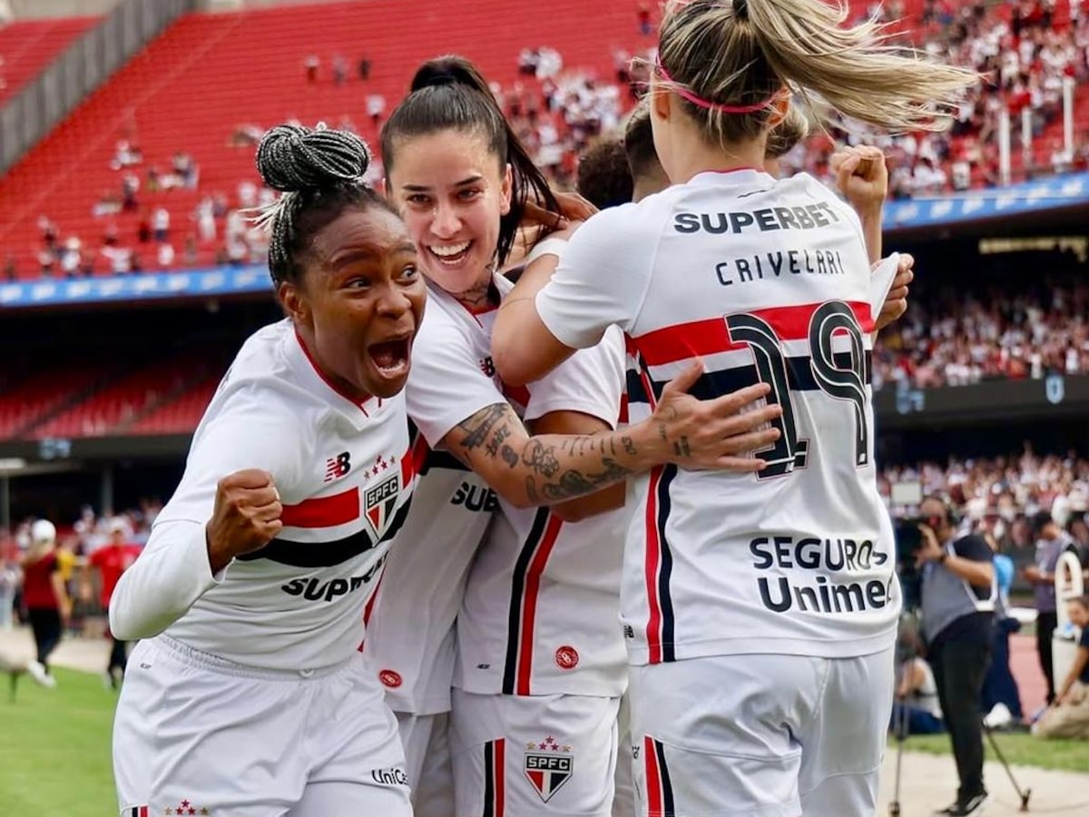 São Paulo empata com o Corinthians e conquista inédito Brasileirão feminino num MorumBis lotado