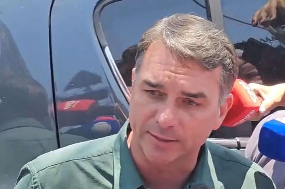 Flávio Bolsonaro registra presença e deve votar PEC da 6×1 no Senado