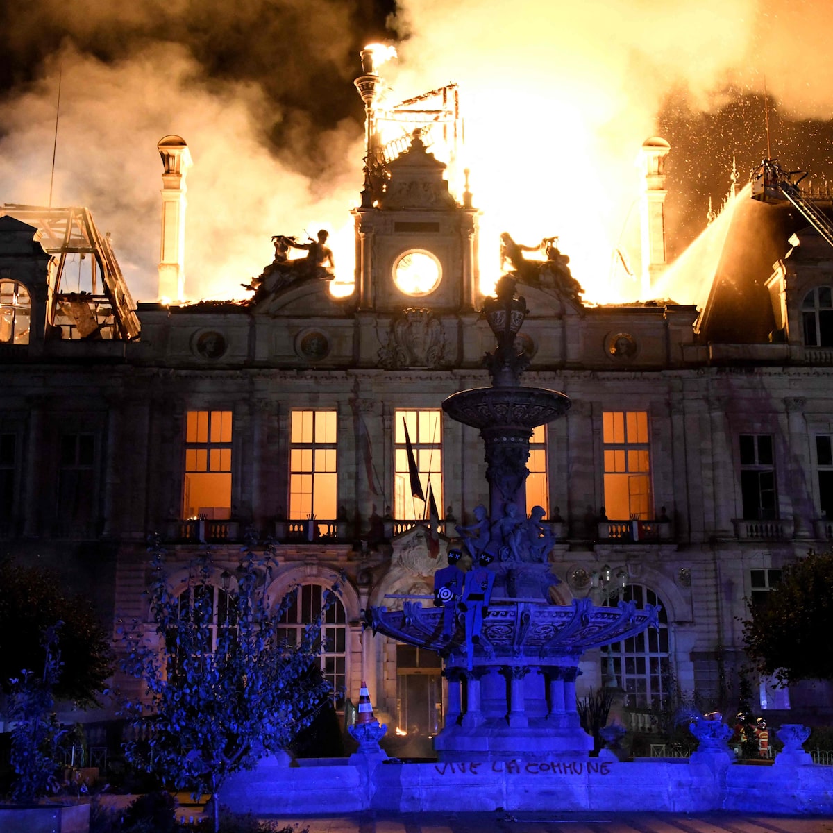 Sábado de protestos na França termina com 400 detidos, prefeitura incendiada e manifestante ferido