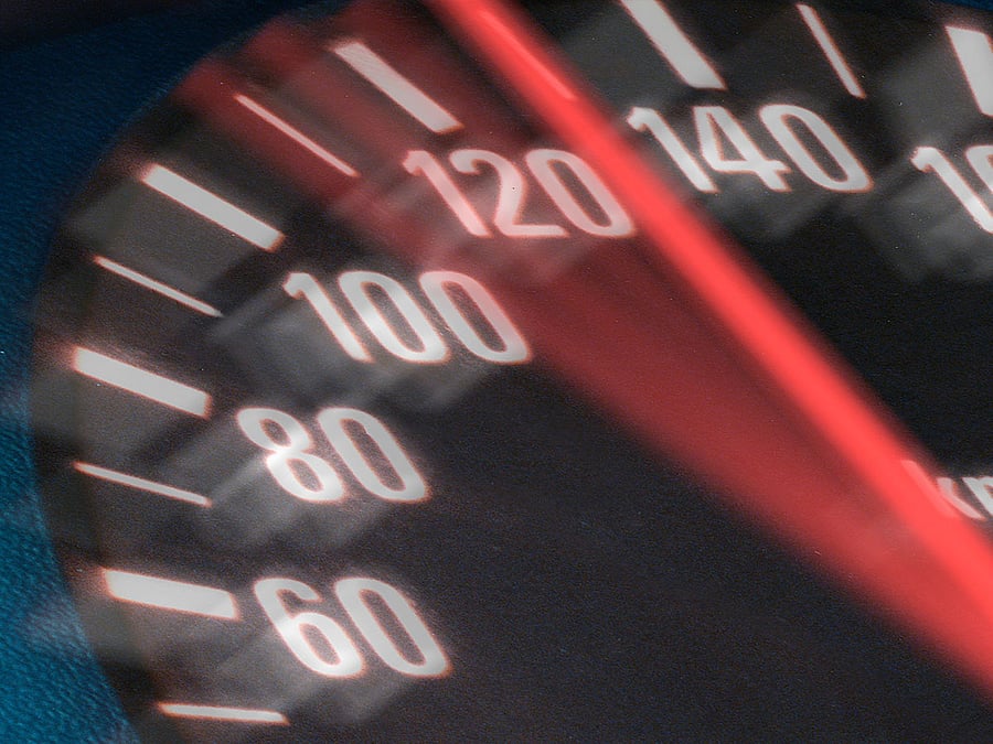 Alerto para motoristas dos EAU: o limite de velocidade na estrada Fujairah-Khorfakkan foi reduzido para 100 km/h a partir de 13 de outubro.