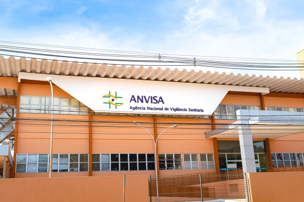 Anvisa suspende lote falso de gel íntimo e apreende antitranspirante