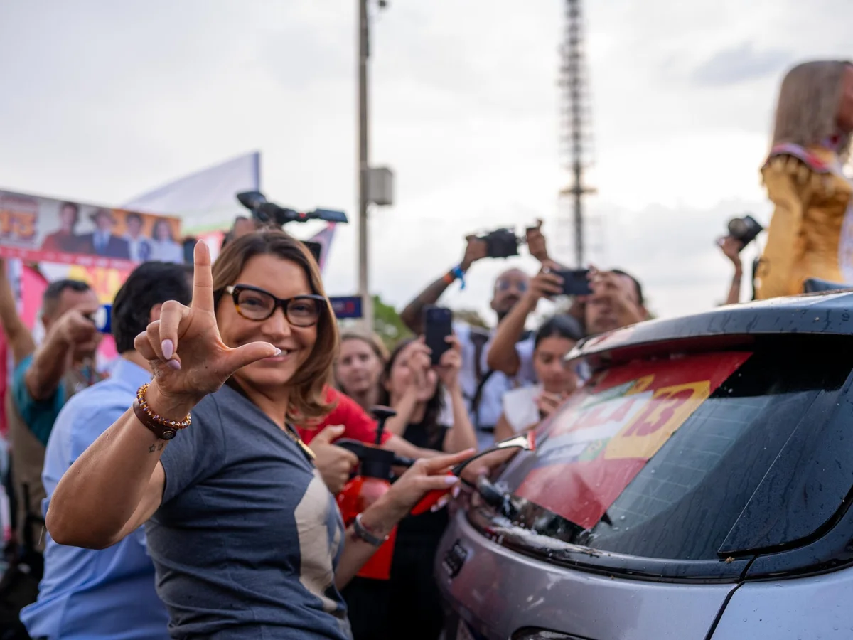 Após críticas, Janja diz que atuação em campanha de Lula é "legítima"