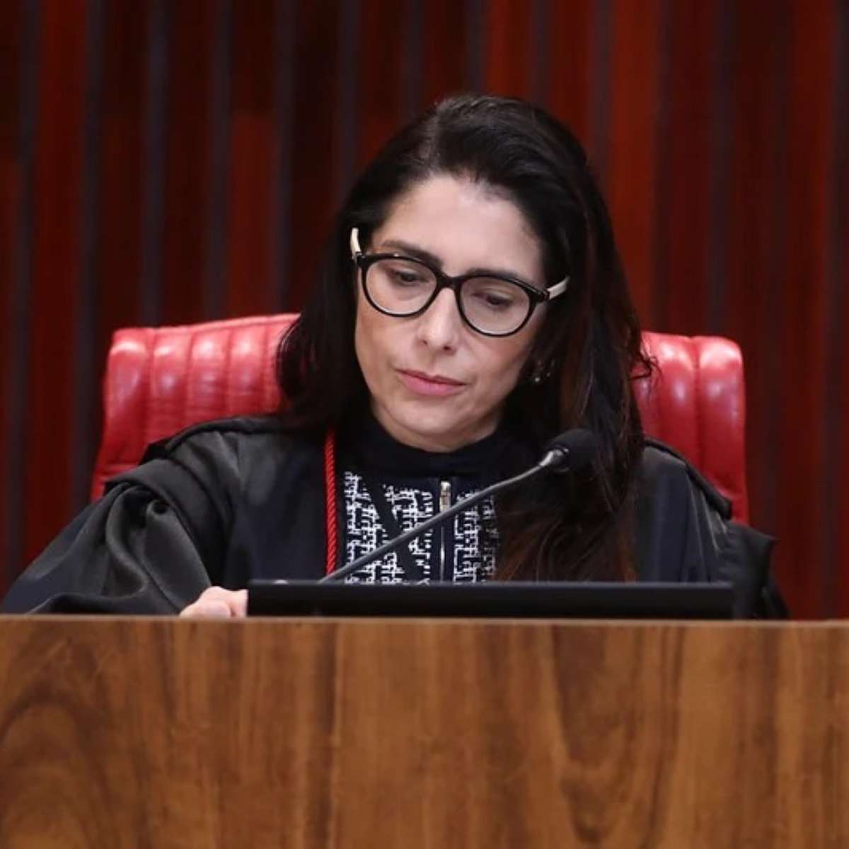 Ministra do TSE vira alvo de ataques de Flávio Bolsonaro após cancelamento de debate