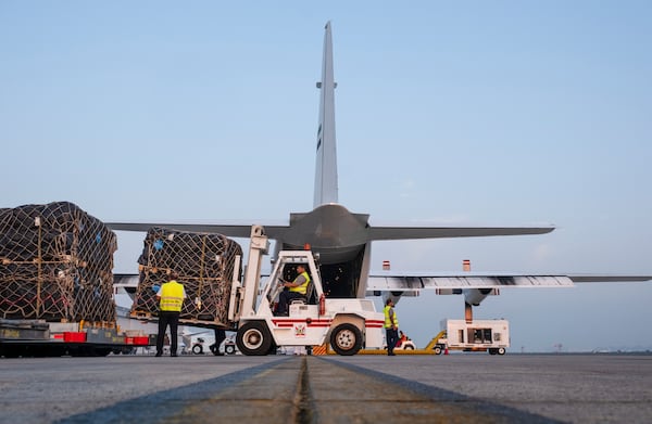 Dubai envia suprimentos de alívio invernal para a Faixa de Gaza por meio de uma nova ponte aérea
