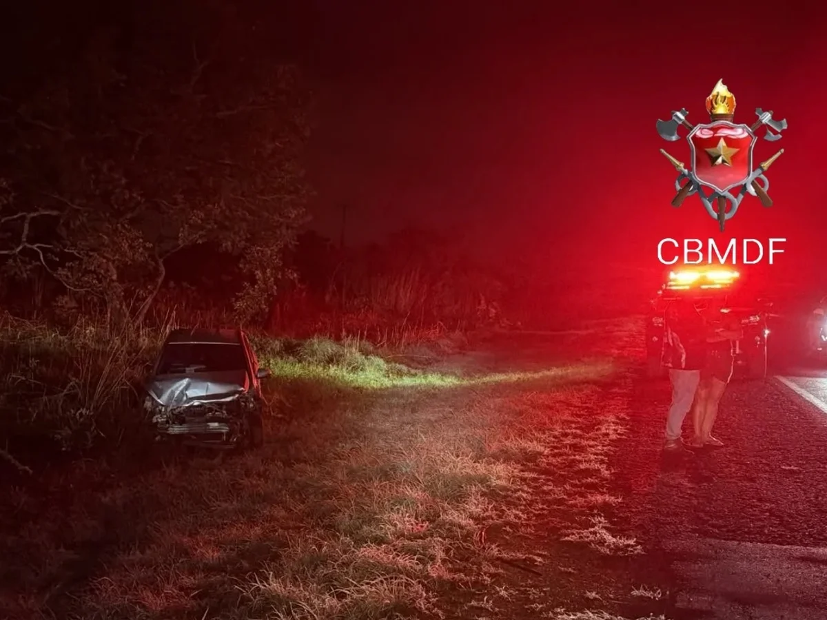 Mulher é hospitalizada após carros saírem da pista em acidente na DF-001