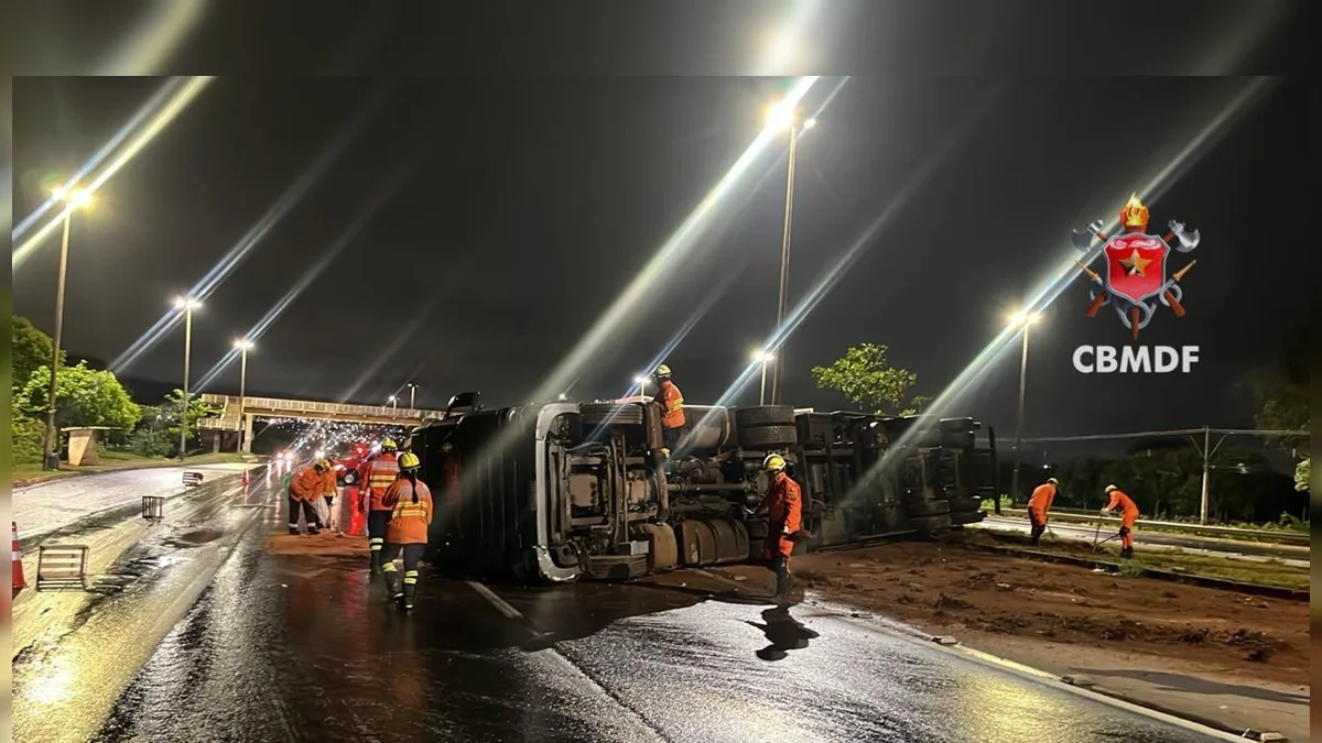 Carreta tomba e interdita trânsito na Epia Sul, no sentido Gama