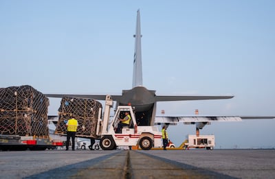 Dubai envia suprimentos de alívio invernal para a Faixa de Gaza por meio de uma nova ponte aérea