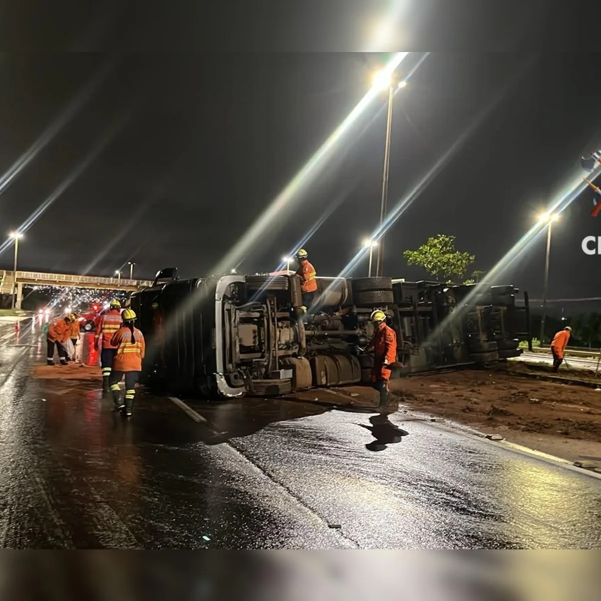 Carreta tomba e interdita trânsito na Epia Sul, no sentido Gama