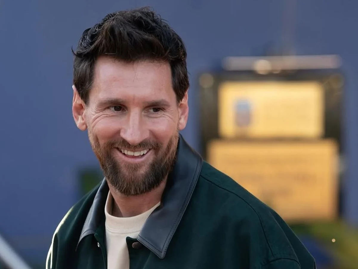 Lionel Messi se apresenta à seleção argentina para jogo de despedida