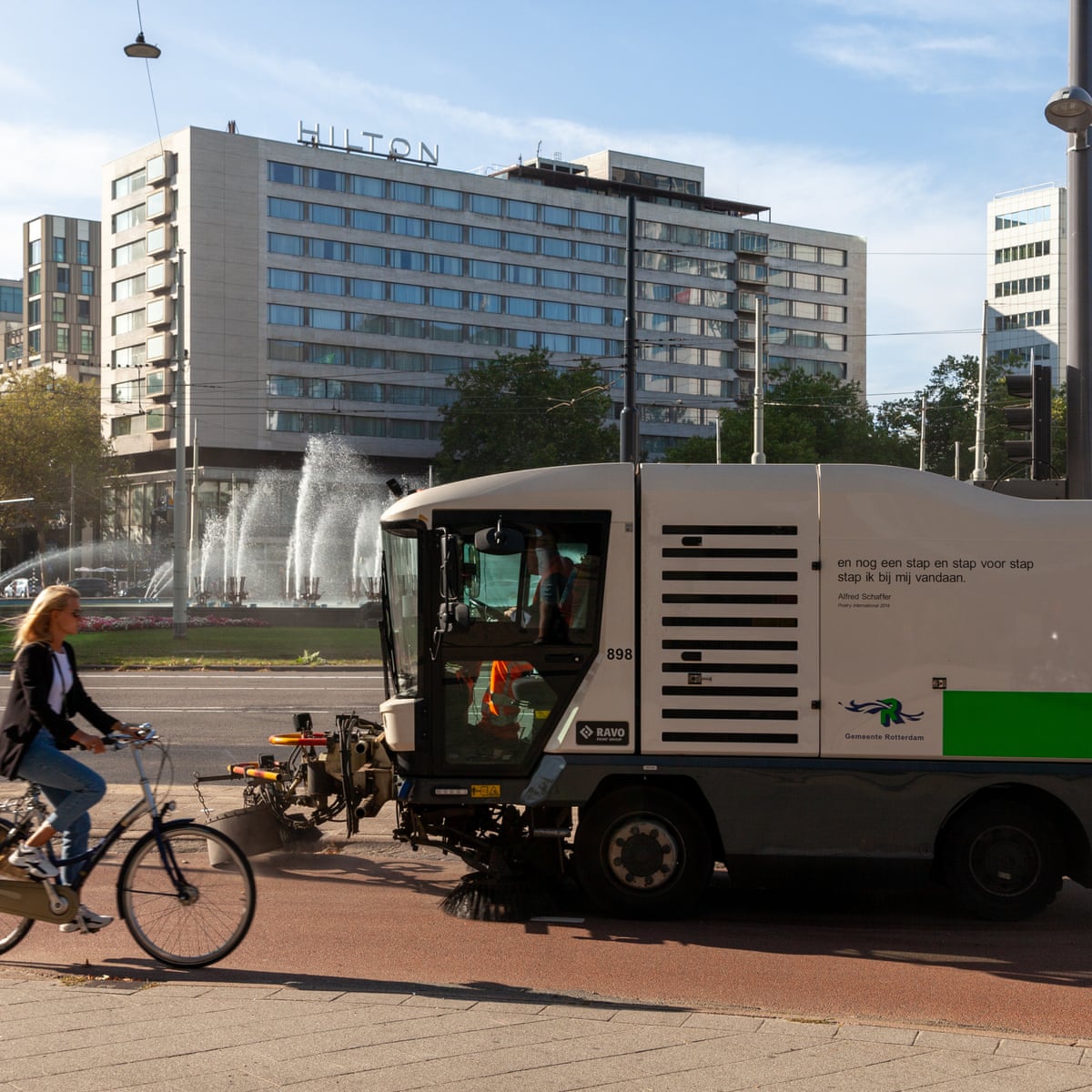 Verso extraído de The Waste Land: os caminhões poéticos de lixo de Rotterdam recebem reconhecimento cultural.