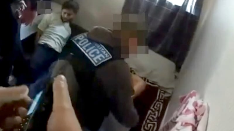 Três pessoas foram encarceradas por assalto com faca a um relógio de luxo em Mayfair, Londres.