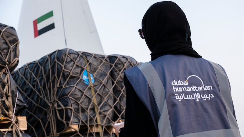 Dubai envia suprimentos de alívio invernal para a Faixa de Gaza por meio de uma nova ponte aérea