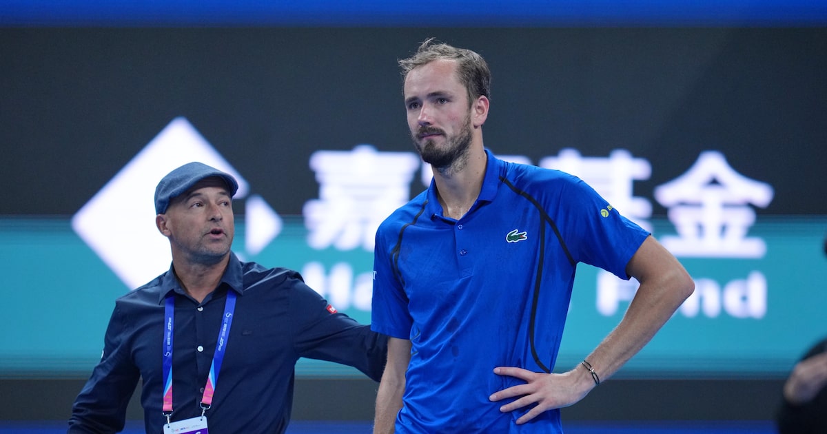 Medvedev é eliminado após acertar bolada em fã, Djokovic vai à final em Pequim e volta ao Top 10