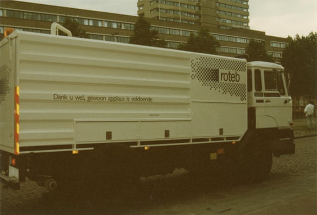 Verso extraído de The Waste Land: os caminhões poéticos de lixo de Rotterdam recebem reconhecimento cultural.