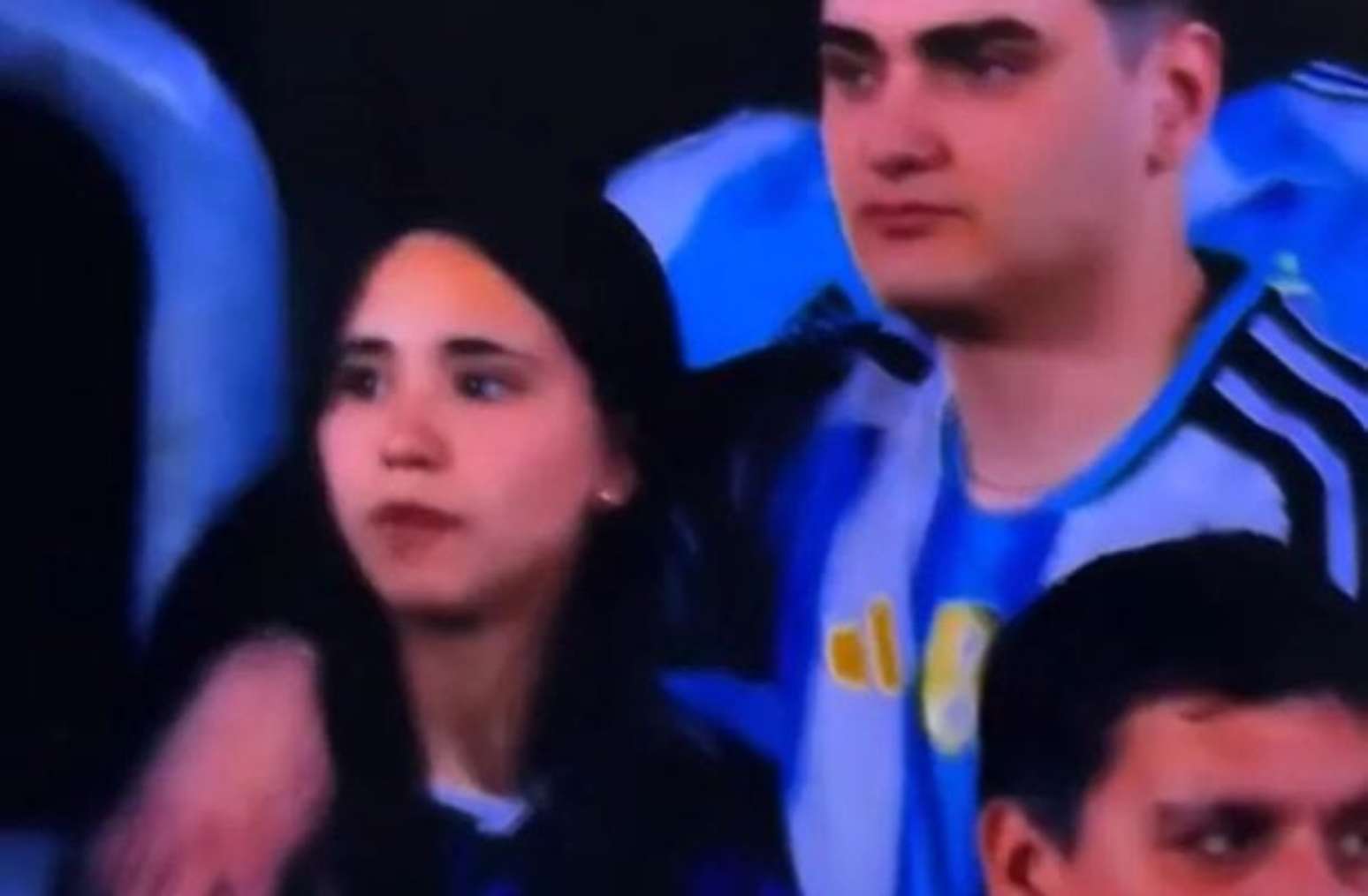 Casal de jovens chamou a aten&ccedil;&atilde;o na transmiss&atilde;o do jogo de despedida de Messi &ndash;