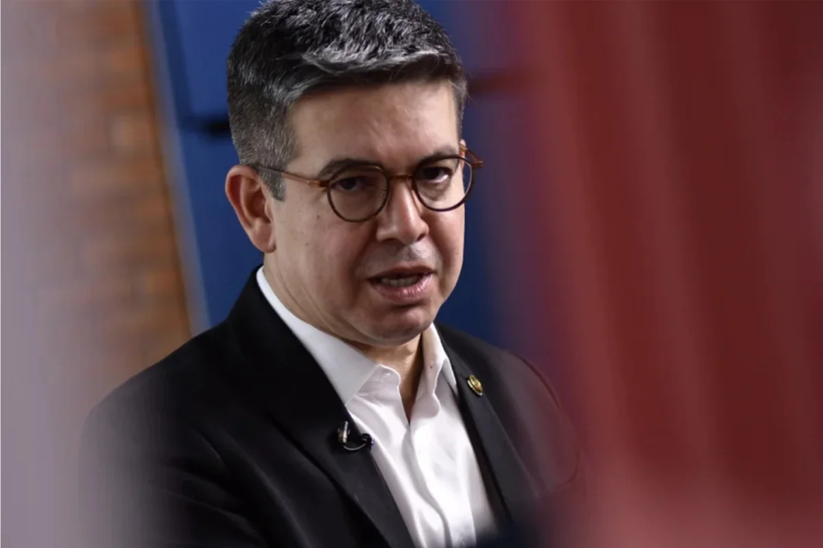 Imagem da matéria: Bancada do PT leva denúncia contra Flávio ao Comitê de Ética do Senado