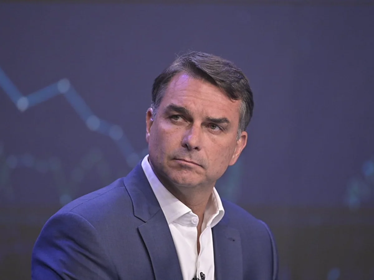 Flávio pode perder mandato após deixar o Brasil? Entenda as regras