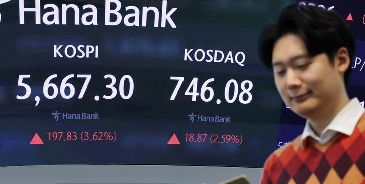 The benchmark KOSPI is displayed at a dealing room of Hana Bank in Seoul, Tuesday. Yonhap