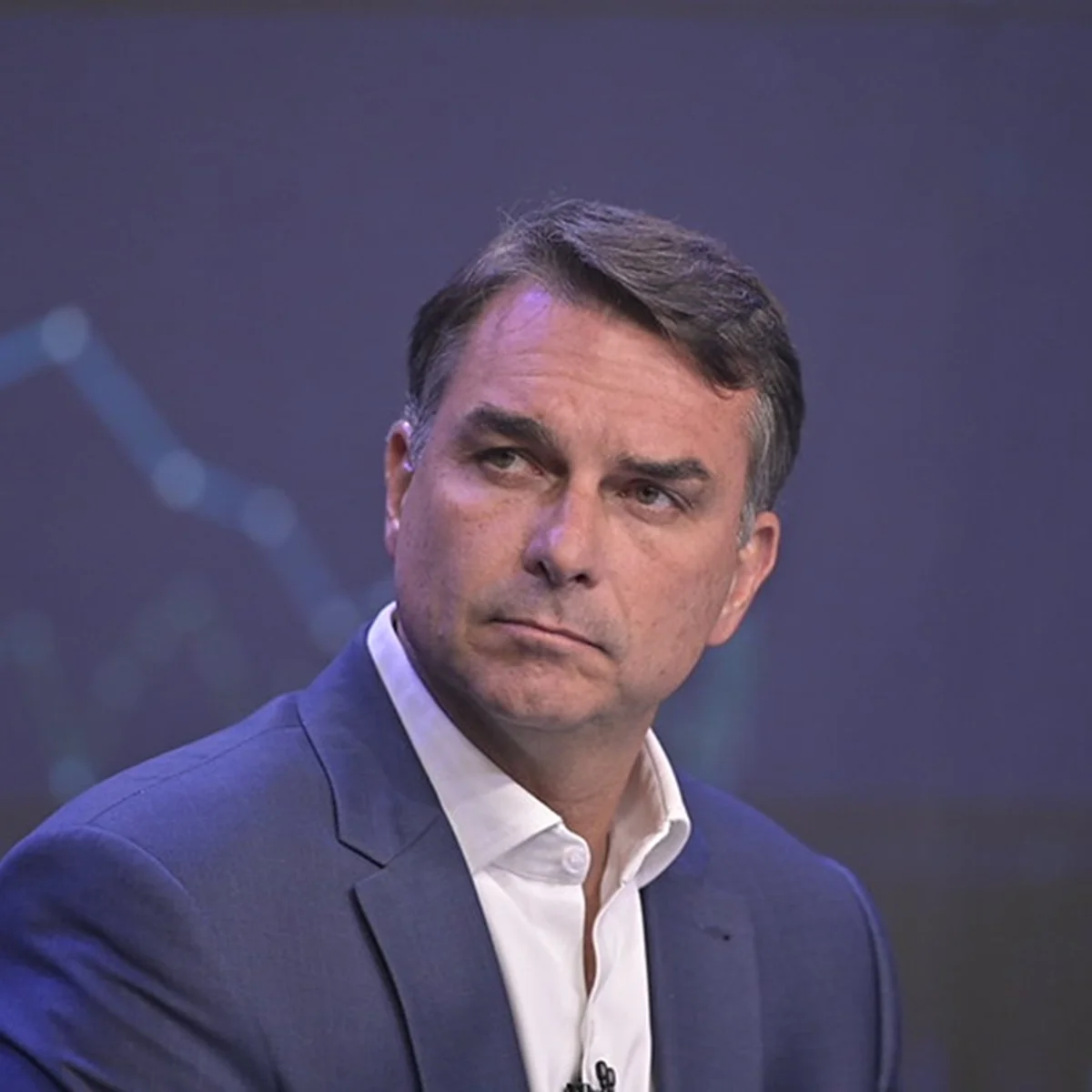 Flávio pode perder mandato após deixar o Brasil? Entenda as regras