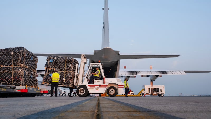 Dubai envia suprimentos de alívio invernal para a Faixa de Gaza por meio de uma nova ponte aérea