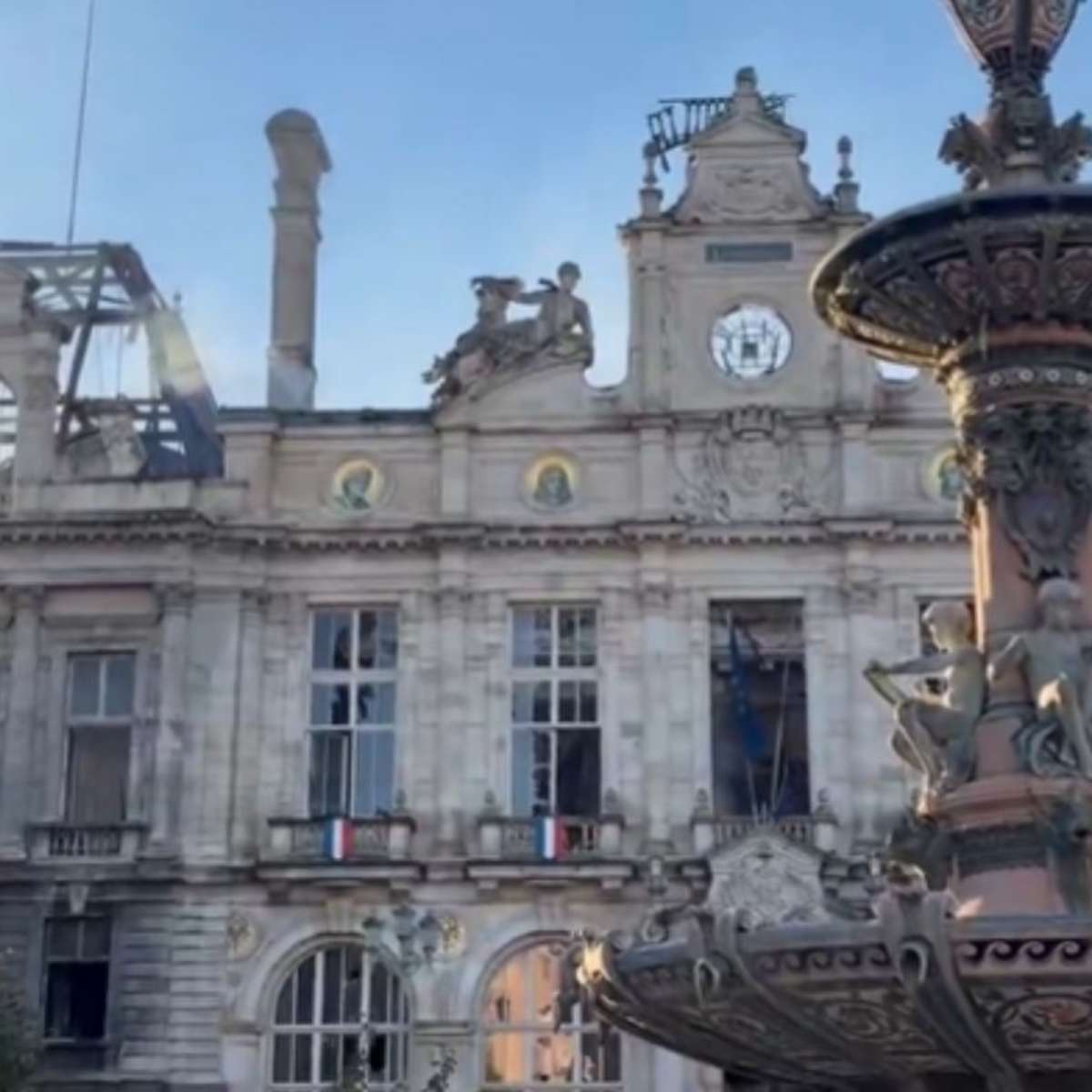Prédio que sobreviveu a duas guerras mundiais é destruído em protestos na França