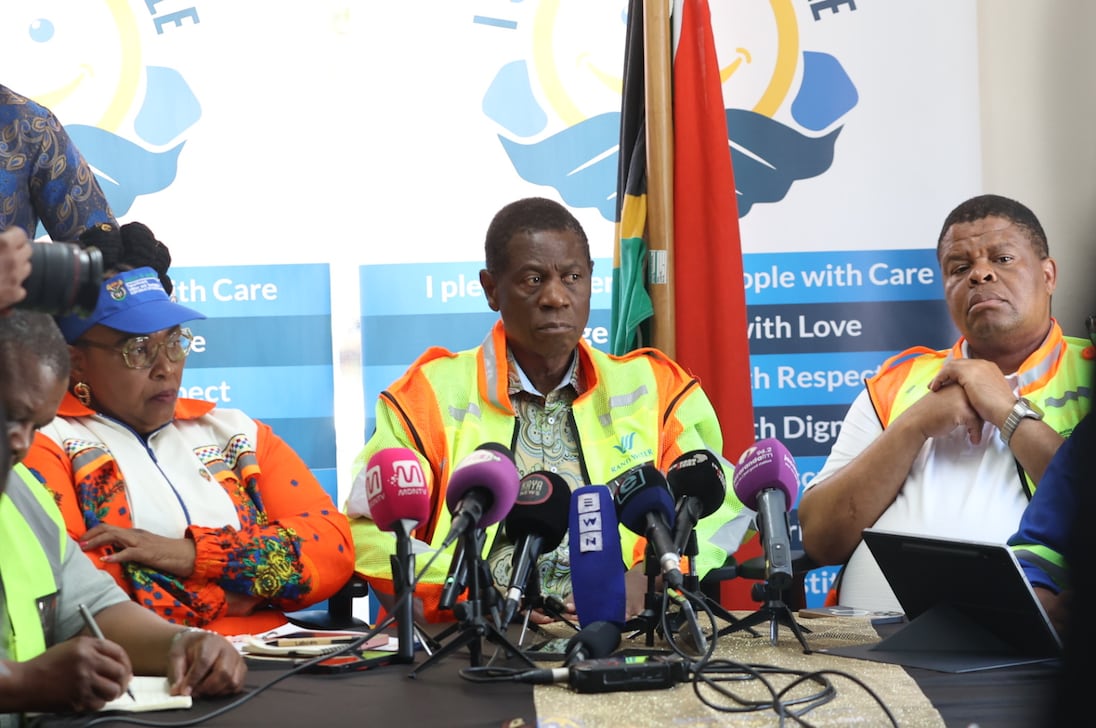 ASSISTA | A Cidade de Tshwane despeja água 'contaminada' após realização de testes