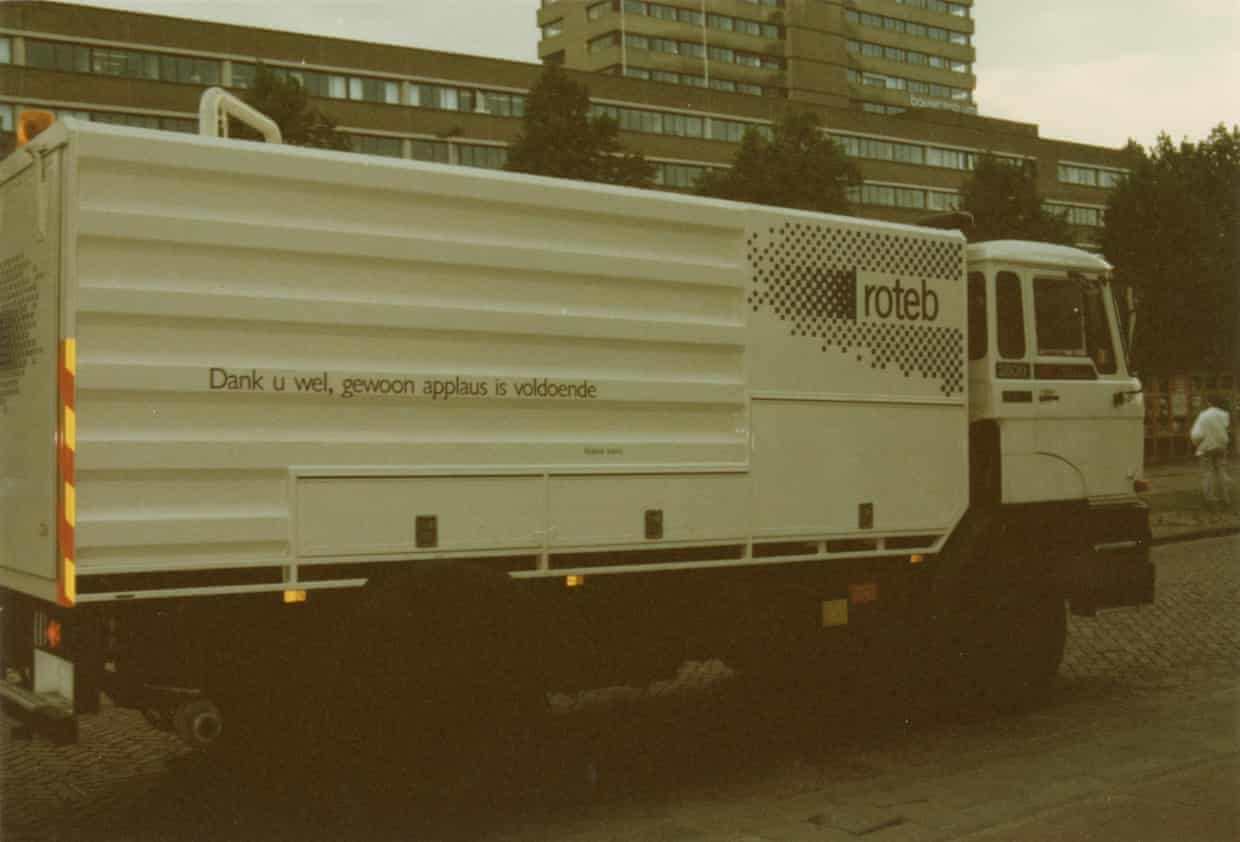 Verso extraído de The Waste Land: os caminhões poéticos de lixo de Rotterdam recebem reconhecimento cultural.