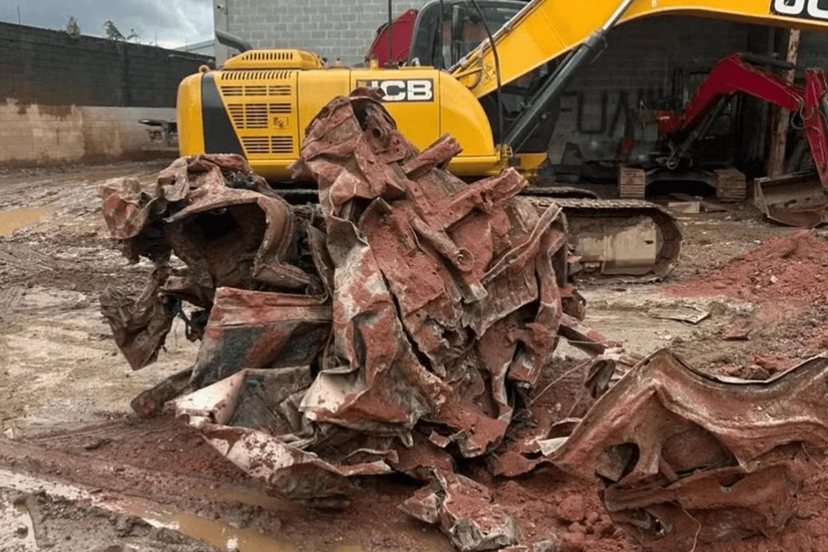 Carro encontrado enterrado em propriedade do empresário Edivaldo dos Santos.