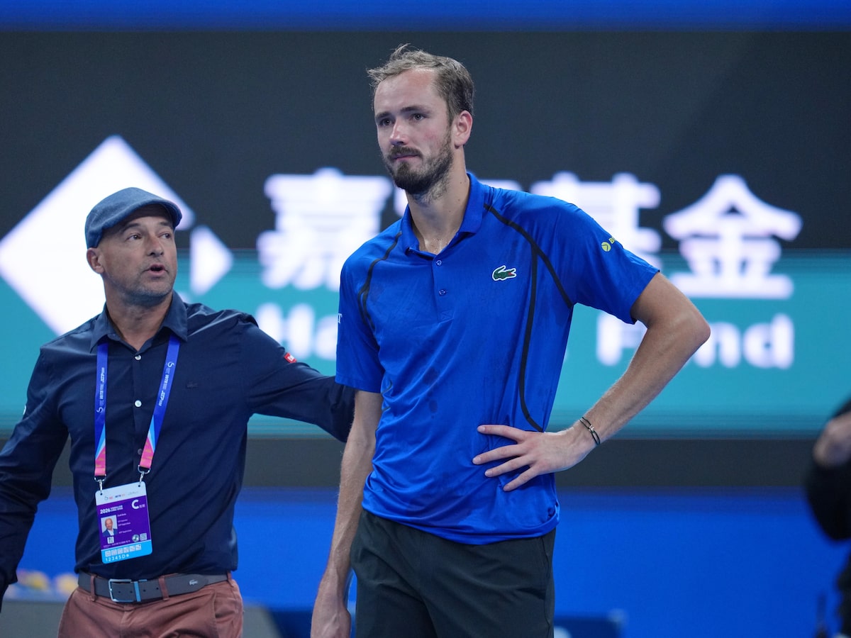 Medvedev é eliminado após acertar bolada em fã, Djokovic vai à final em Pequim e volta ao Top 10