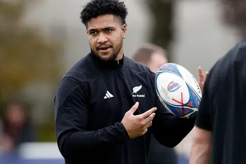 O técnico dos All Blacks, Rennie, está entusiasmado com o retorno de Fainga'anuku, um jogador que pode atuar em três posições.