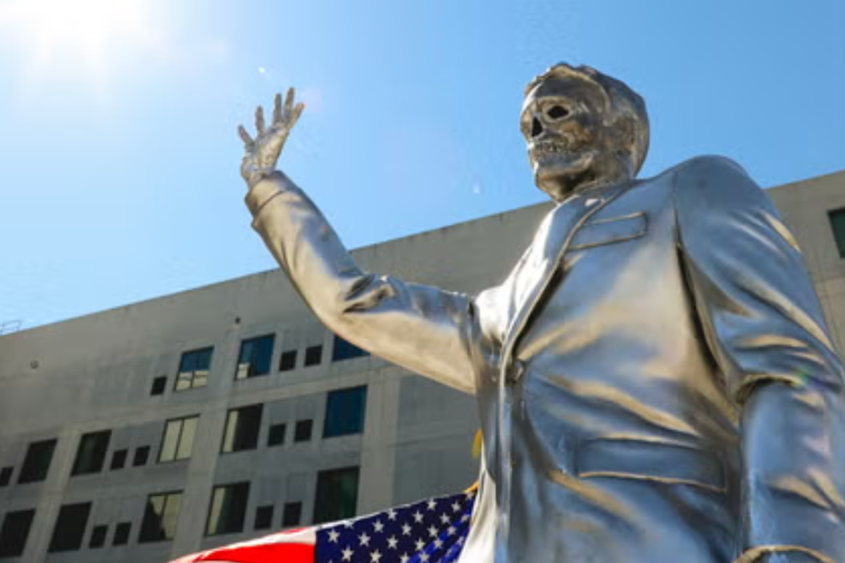 Estatua de tamanho real de Ron DeSantis derretendo intencionalmente em resposta aos negacionistas das mudanças climáticas