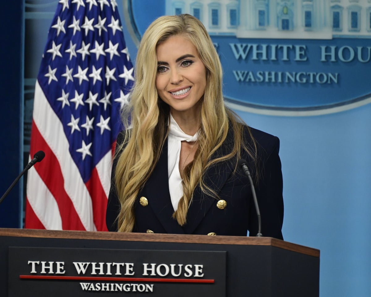Entre no Zachbot: a nova secretária de imprensa de Trump falha em sua estréia no pódio