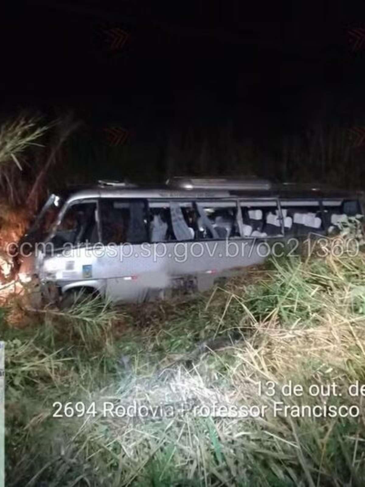 Acidente com micro-ônibus deixa três mortos em rodovia no interior de SP