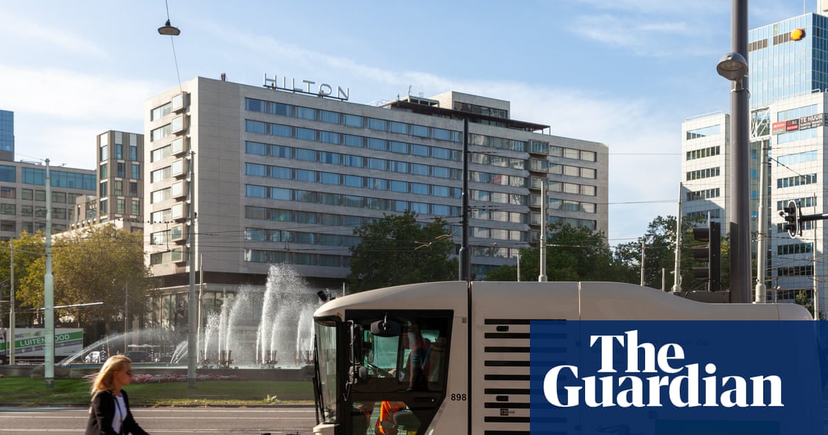 Verso extraído de The Waste Land: os caminhões poéticos de lixo de Rotterdam recebem reconhecimento cultural.