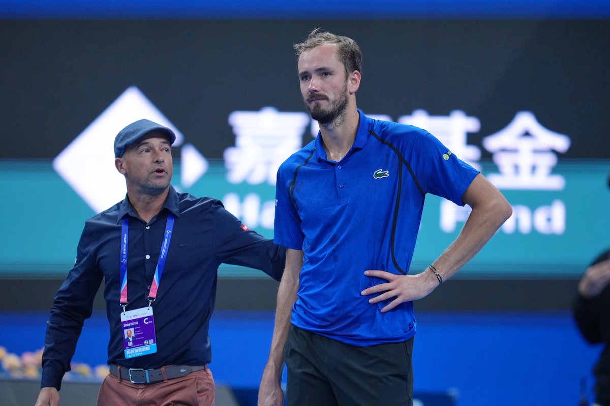 Medvedev é eliminado após acertar bolada em fã, Djokovic vai à final em Pequim e volta ao Top 10
