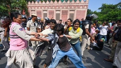 On Saturday, hundreds of protesters who were not allowed to gather at Jantar Mantar took shelter at Bangla Sahib gurdwara. (HT photo)