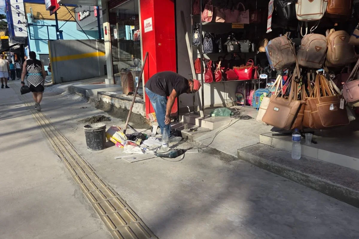 Obra da prefeitura em calçada gera crítica de comerciantes em Itaquera