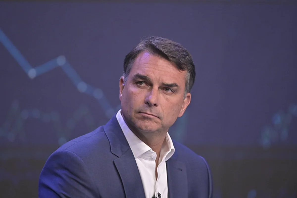Flávio pode perder mandato após deixar o Brasil? Entenda as regras