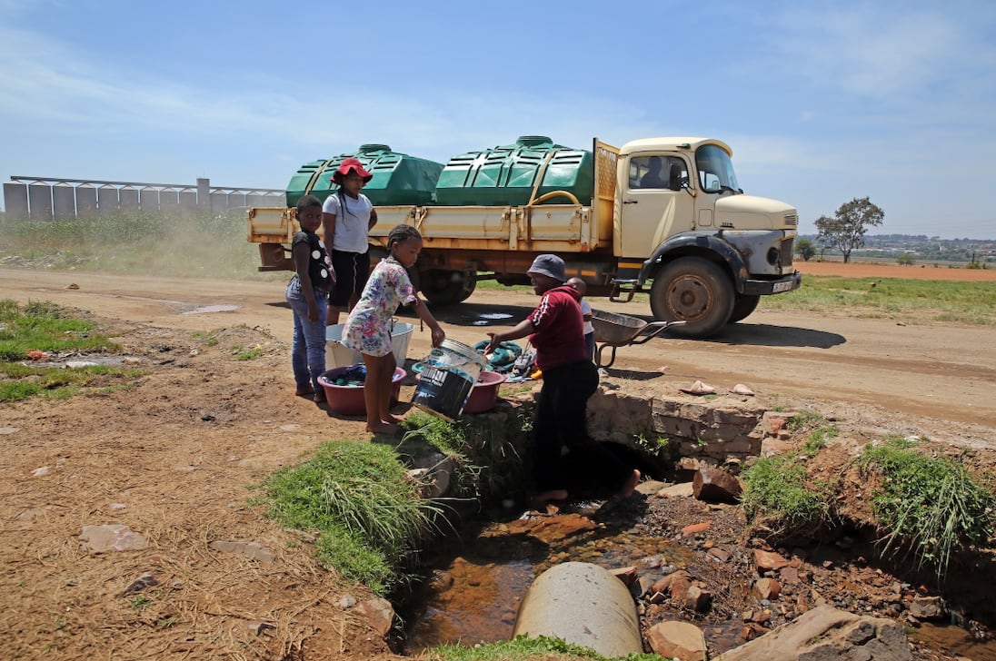 ASSISTA | A Cidade de Tshwane despeja água 'contaminada' após realização de testes