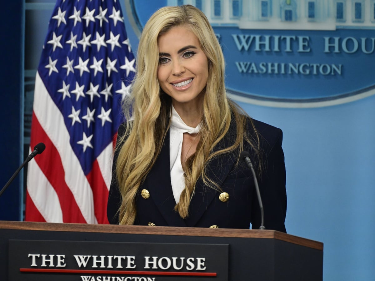 Entre no Zachbot: a nova secretária de imprensa de Trump falha em sua estréia no pódio