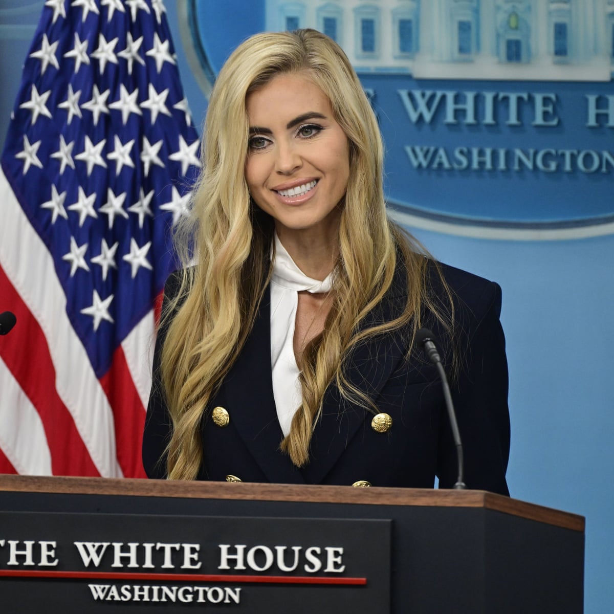 Entre no Zachbot: a nova secretária de imprensa de Trump falha em sua estréia no pódio