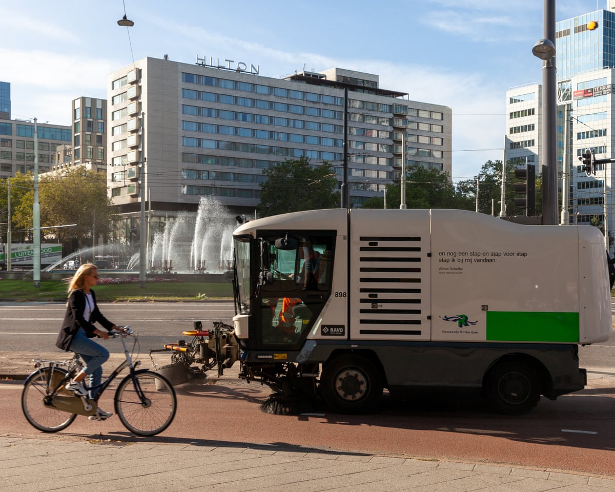 Verso extraído de The Waste Land: os caminhões poéticos de lixo de Rotterdam recebem reconhecimento cultural.